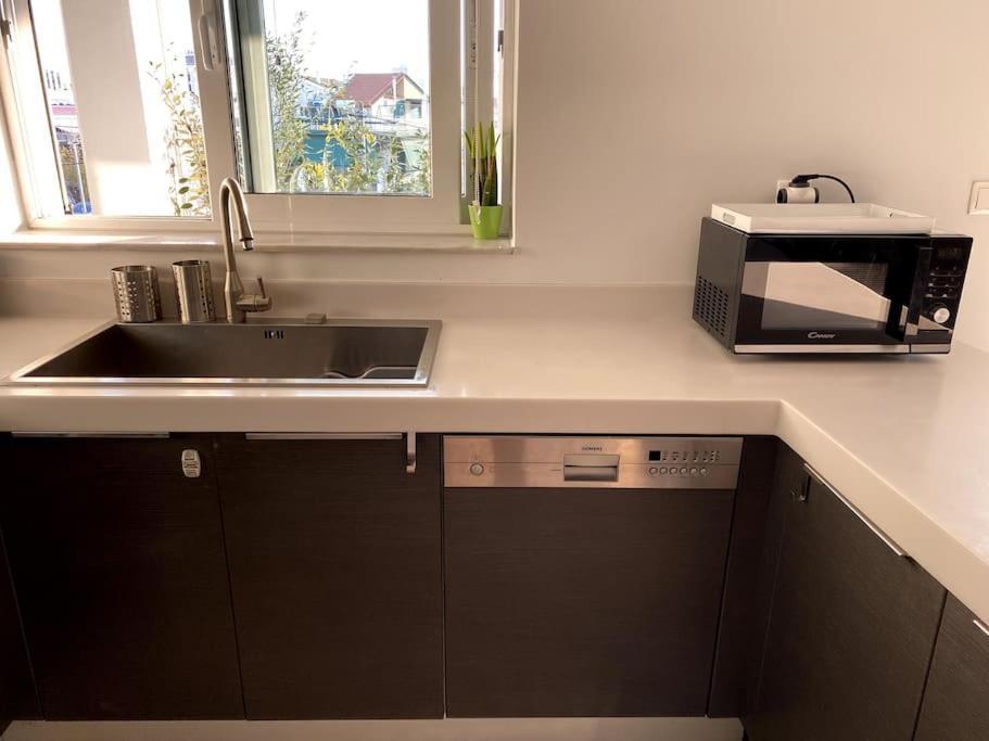 Spacious And Sunkissed 3Br & 2 Bathrooms Apartment Atina Dış mekan fotoğraf